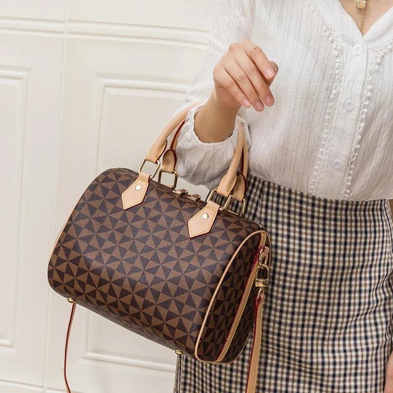 Bolsa De Couro Xadrez, Estilo Retrô, Elegância, Moda Feminina, Acessório Clássico, Durabilidade, Bolsa de Couro Xadrez com Alça, Bolsa de Couro Xadrez Vintage, Acessórios Elegantes, Estilo Retro, Look Sofisticado, Moda Vintage, Peça Atemporal, Conforto e Praticidade, Design Único, Tendência de Acessórios, Bolsa Fashion, Aiella