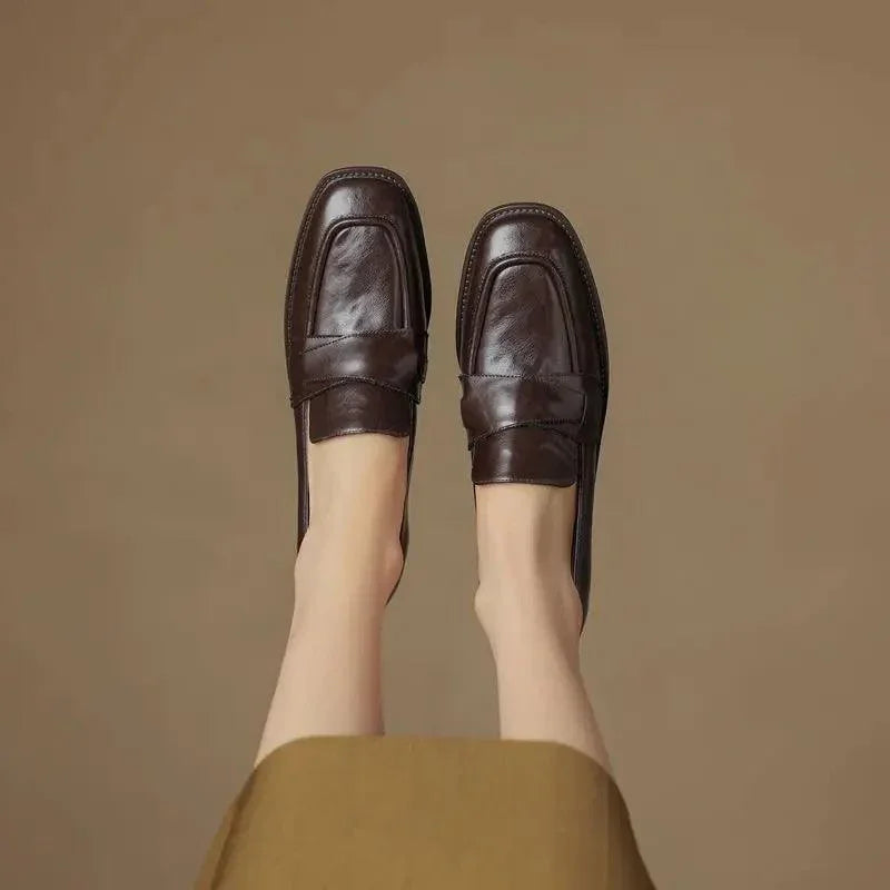 Mocassim com Detalhes Cruzados, Sapato Casual, Moda Confortável, Estilo Sofisticado, Calçado Feminino, Conforto e Estilo, Roupas Versáteis, Peça Atemporal, Tendência de Moda, Mocassim Feminino, Design Elegante, Mocassim, Mocassim Feminino, Mocassim Feminina, Sapatos Mocassim Feminino, Mocassim Sapato Feminino, Sapato Mocassim, Mocassim Preto, Loja Aiella