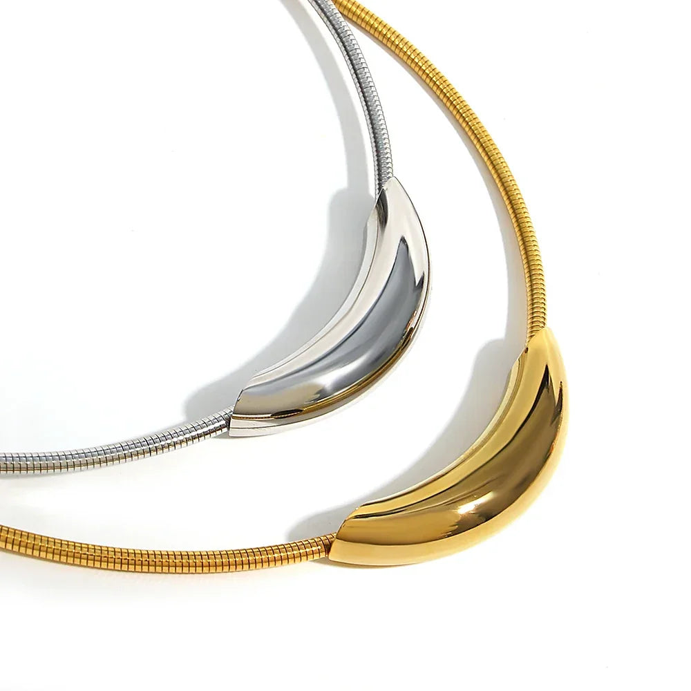 Gargantilha Tubo, Gargantilha Curvada, Acessórios de Moda, Joias Elegantes, Gargantilha Feminina, Acessórios Sofisticados, Estilo Moderno, Moda Feminina, Gargantilha, Gargantilha de Ouro, Gargantilha de Prata, Gargantilha Feminina, Gargantilha Dourada, Loja Aiella