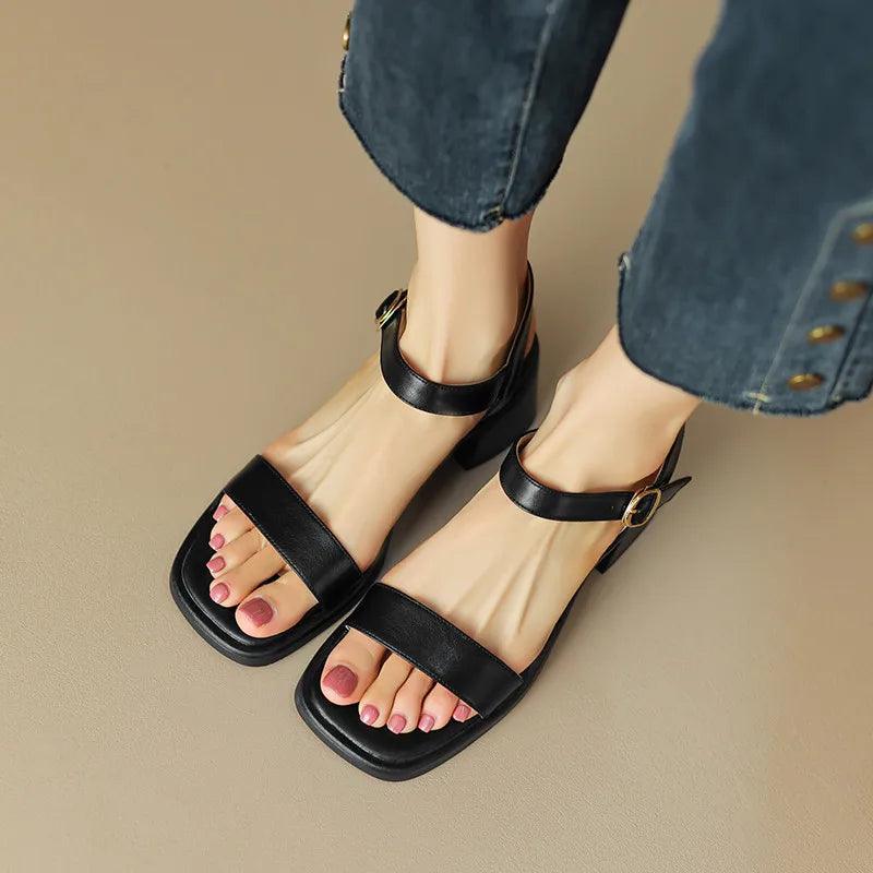 Sandália Salto, Moda Elegante, Sandália Fivela, Estilo Sofisticado, Calçado Feminino, Roupas de Verão, Conforto e Estilo, Sandália com Salto, Design Moderno, Tendência de Moda, Peça Versátil, Sandália, Sandália Feminina, Sandália Anabela, Rasteira Sandália, Plataforma Sandália, Sandália Rasteira Loja Aiella