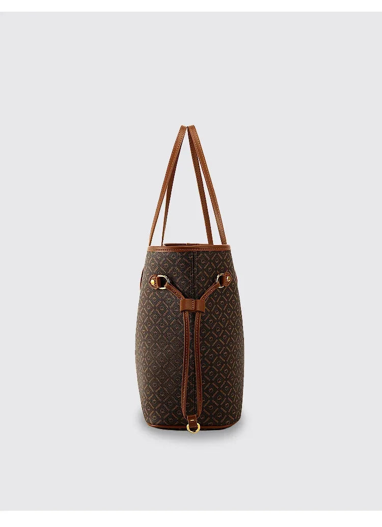 Bolsa Ombro de Couro, Acessórios de Moda, Estilo Elegante, Bolsa de Couro Sofisticada, Look Clássico, Conforto e Praticidade, Moda Atemporal, Peça Versátil, Tendência de Acessórios, Design de Qualidade, Aiella