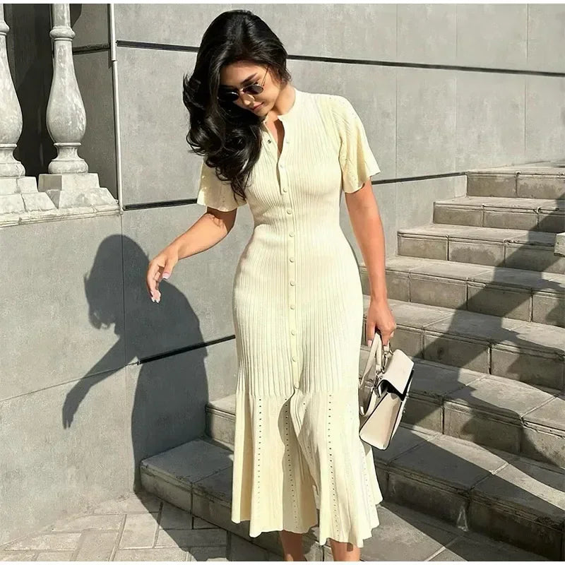 Vestido Tricô Manga Curta, Moda Confortável, Roupas Elegantes, Vestido para Todas as Ocasiões, Estilo Clássico, Peça Versátil, Look Sofisticado, Moda para Mulheres Maduras, Conforto e Estilo, Tendência de Moda, Aiella