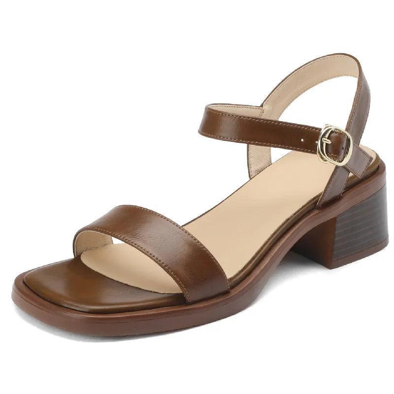 Sandália Salto, Moda Elegante, Sandália Fivela, Estilo Sofisticado, Calçado Feminino, Roupas de Verão, Conforto e Estilo, Sandália com Salto, Design Moderno, Tendência de Moda, Peça Versátil, Sandália, Sandália Feminina, Sandália Anabela, Rasteira Sandália, Plataforma Sandália, Sandália Rasteira Loja Aiella