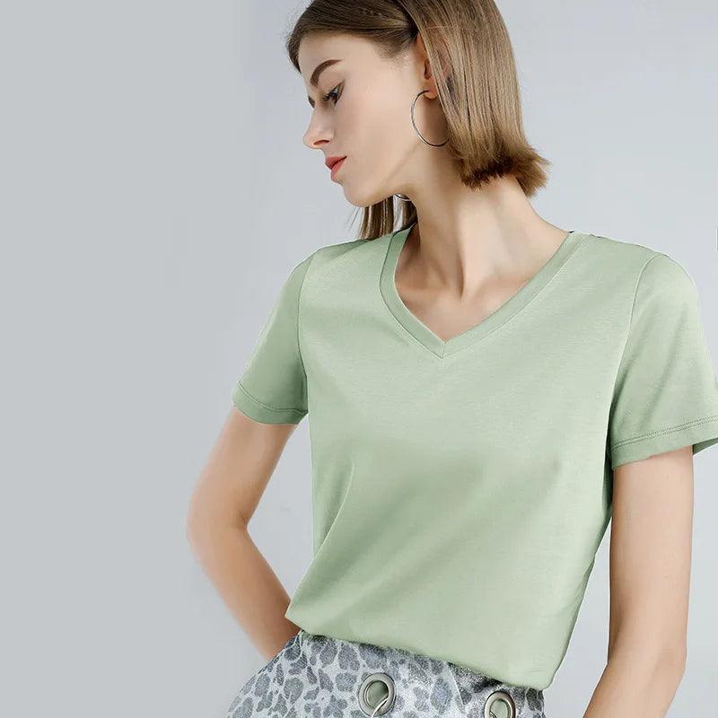Camiseta Algodão, Camisa Feminina Algodão, Blusa Decote V, Moda Confortável, Estilo Casual, Roupas Femininas, Conforto e Estilo, Peça Versátil, Tendência de Moda, Look Sofisticado, Camiseta Feminina, Design Atemporal, Aiella