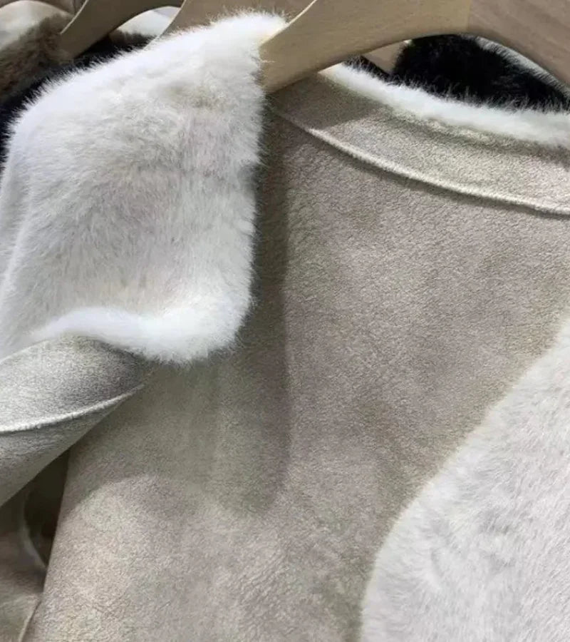 Casaco de Pele Vision, Moda Luxuosa, Estilo Sofisticado, Casaco Elegante, Look Clássico, Roupas de Inverno, Conforto e Elegância, Peça Atemporal, Tendência de Moda, Casaco de Alta Qualidade, Aiella