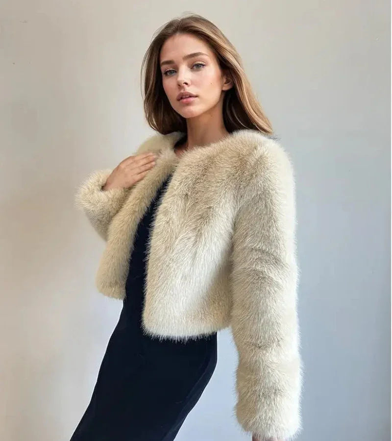 Casaco de Pele Vision, Moda Luxuosa, Estilo Sofisticado, Casaco Elegante, Look Clássico, Roupas de Inverno, Conforto e Elegância, Peça Atemporal, Tendência de Moda, Casaco de Alta Qualidade, Aiella