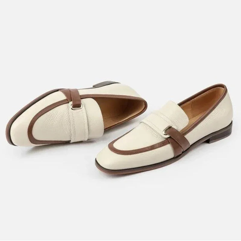 Mocassim Couro, Mocassim com Detalhe Dourado, Sapato Feminino, Calçados Femininos, Estilo Elegante, Conforto, Moda Casual, Tendência de Calçados, Peças Versáteis, Look Chic, Roupas e Acessórios, Acessórios de Moda, Mocassim, Mocassim Feminino, Mocassim Feminina, Sapatos Mocassim Feminino, Mocassim Sapato Feminino, Sapato Mocassim, Mocassim Preto, Loja Aiella
