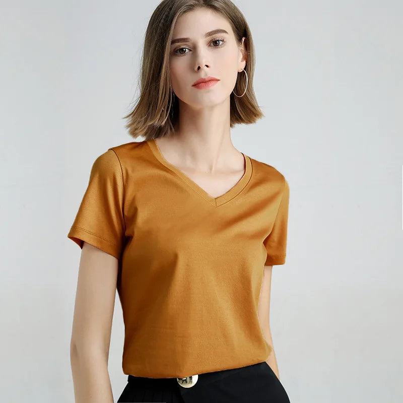 Camiseta Algodão, Camisa Feminina Algodão, Blusa Decote V, Moda Confortável, Estilo Casual, Roupas Femininas, Conforto e Estilo, Peça Versátil, Tendência de Moda, Look Sofisticado, Camiseta Feminina, Design Atemporal, Aiella