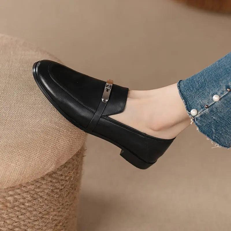 Mocassim de Couro, Sapato Casual, Moda Confortável, Estilo Sofisticado, Calçado Feminino, Conforto e Estilo, Roupas Versáteis, Peça Atemporal, Tendência de Moda, Mocassim Feminino, Design Elegante, Mocassim, Mocassim Feminino, Mocassim Feminina, Sapatos Mocassim Feminino, Mocassim Sapato Feminino, Sapato Mocassim, Mocassim Preto, Loja Aiella