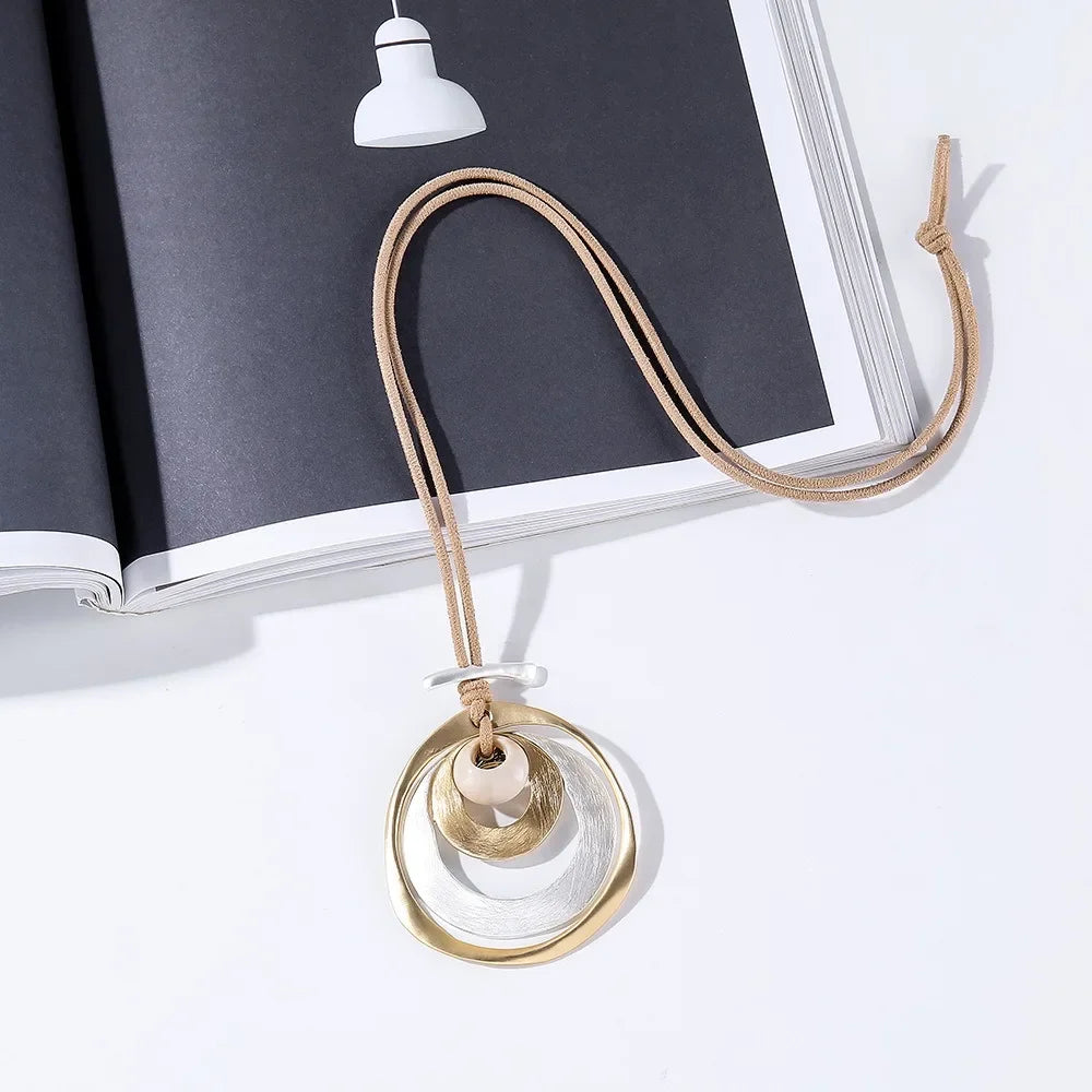 Colar Geométrico, Colar Longo, Acessórios de Moda, Colar Fashion, Joias Femininas, Acessórios Elegantes, Colar Estiloso, Moda Feminina, Colar, Colar Feminino, Colar Feminina, Colar Feminino de Prata, Colar Feminino de Ouro, Colar Feminino Prata, Colar Feminino Ouro, Loja Aiella