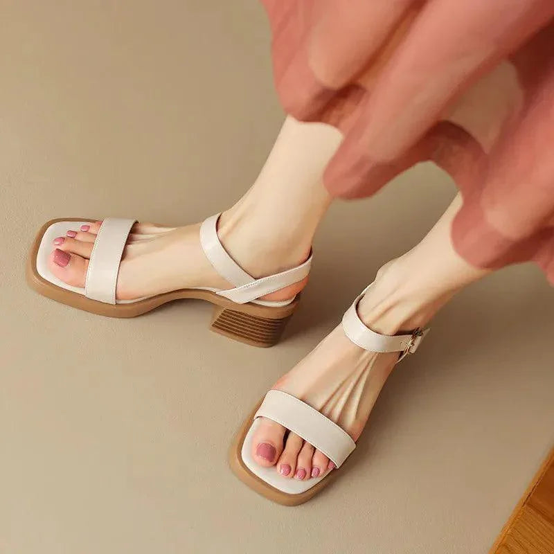Sandália Salto, Moda Elegante, Sandália Fivela, Estilo Sofisticado, Calçado Feminino, Roupas de Verão, Conforto e Estilo, Sandália com Salto, Design Moderno, Tendência de Moda, Peça Versátil, Sandália, Sandália Feminina, Sandália Anabela, Rasteira Sandália, Plataforma Sandália, Sandália Rasteira Loja Aiella