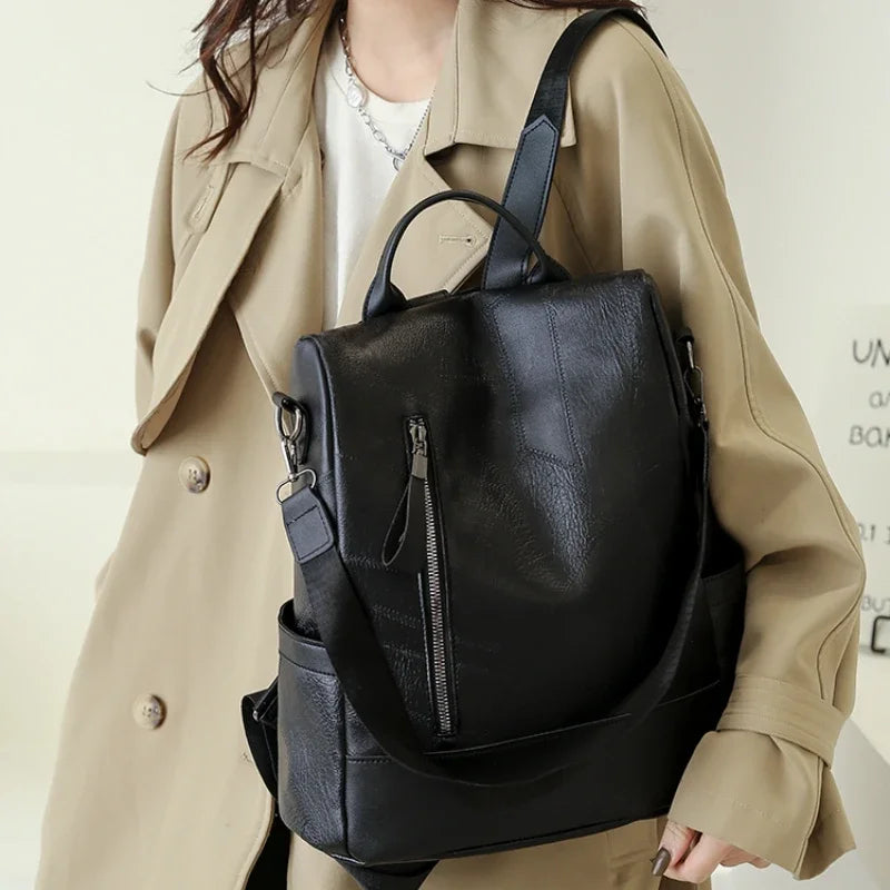Mochila de Couro Monocromática com Zíper, Acessórios de Moda, Estilo Sofisticado, Mochila Elegante, Conforto e Praticidade, Design Funcional, Moda Clássica, Peça Versátil, Mochila de Couro de Qualidade, Tendência de Acessórios, Mochila Feminina, Mochila, Feminina Preto, Mochila Feminina Preta, Mochila Feminina de Couro, Loja Aiella