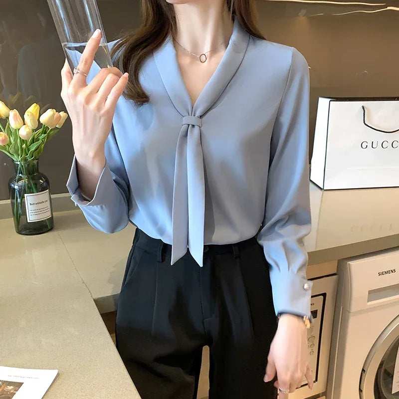 Descubra a Blusa Feminina Elegante com Laço e Decote V. Perfeita para o trabalho e ocasiões especiais. Compre agora, Loja Aiella