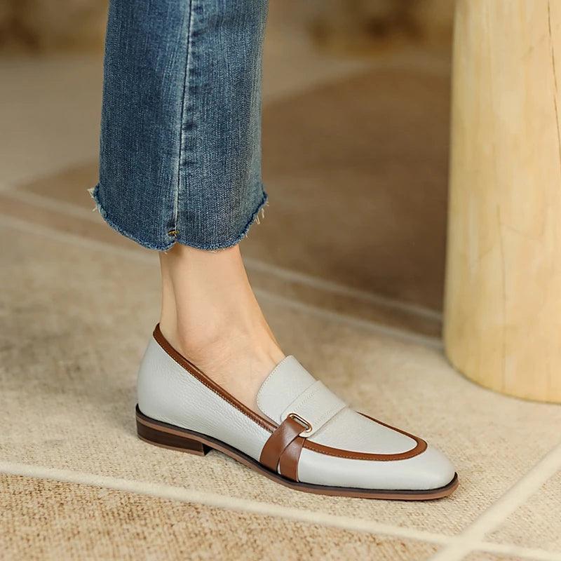 Mocassim Couro, Mocassim com Detalhe Dourado, Sapato Feminino, Calçados Femininos, Estilo Elegante, Conforto, Moda Casual, Tendência de Calçados, Peças Versáteis, Look Chic, Roupas e Acessórios, Acessórios de Moda, Mocassim, Mocassim Feminino, Mocassim Feminina, Sapatos Mocassim Feminino, Mocassim Sapato Feminino, Sapato Mocassim, Mocassim Preto, Loja Aiella
