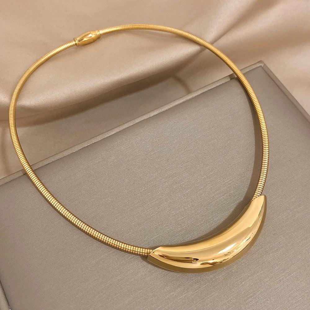 Gargantilha Tubo, Gargantilha Curvada, Acessórios de Moda, Joias Elegantes, Gargantilha Feminina, Acessórios Sofisticados, Estilo Moderno, Moda Feminina, Gargantilha, Gargantilha de Ouro, Gargantilha de Prata, Gargantilha Feminina, Gargantilha Dourada, Loja Aiella