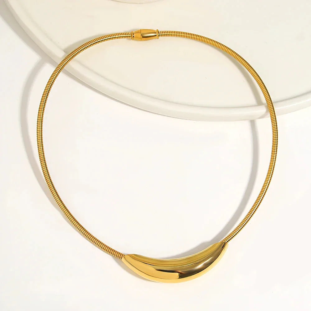 Gargantilha Tubo, Gargantilha Curvada, Acessórios de Moda, Joias Elegantes, Gargantilha Feminina, Acessórios Sofisticados, Estilo Moderno, Moda Feminina, Gargantilha, Gargantilha de Ouro, Gargantilha de Prata, Gargantilha Feminina, Gargantilha Dourada, Loja Aiella
