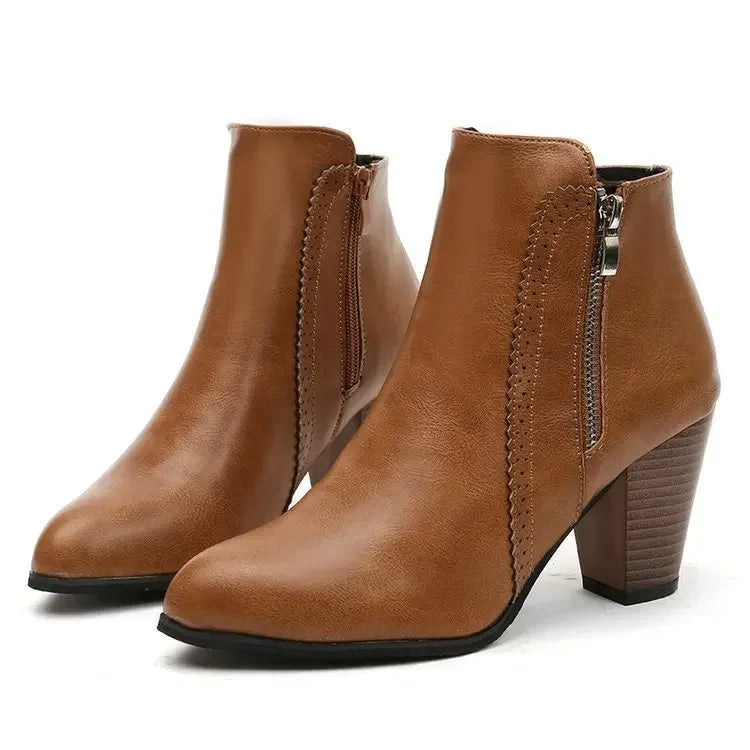 Bota Cano Curto Com Zíper, Bota Feminina Cano Curto, Bota Com Zíper, Calçado Cano Curto, Bota Casual Com Zíper, Bota de Couro Cano Curto, Bota Elegante Com Zíper, Tendência Bota 2024, Bota Confortável Cano Curto, Bota Fashion Feminina, Aiella