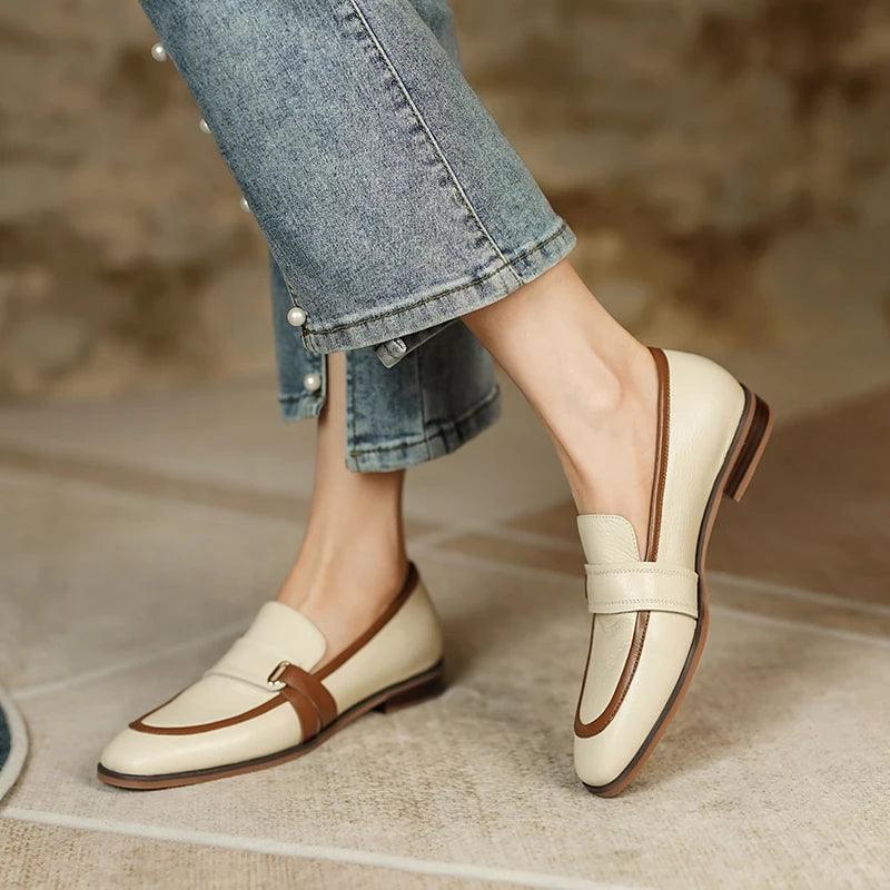 Mocassim Couro, Mocassim com Detalhe Dourado, Sapato Feminino, Calçados Femininos, Estilo Elegante, Conforto, Moda Casual, Tendência de Calçados, Peças Versáteis, Look Chic, Roupas e Acessórios, Acessórios de Moda, Mocassim, Mocassim Feminino, Mocassim Feminina, Sapatos Mocassim Feminino, Mocassim Sapato Feminino, Sapato Mocassim, Mocassim Preto, Loja Aiella
