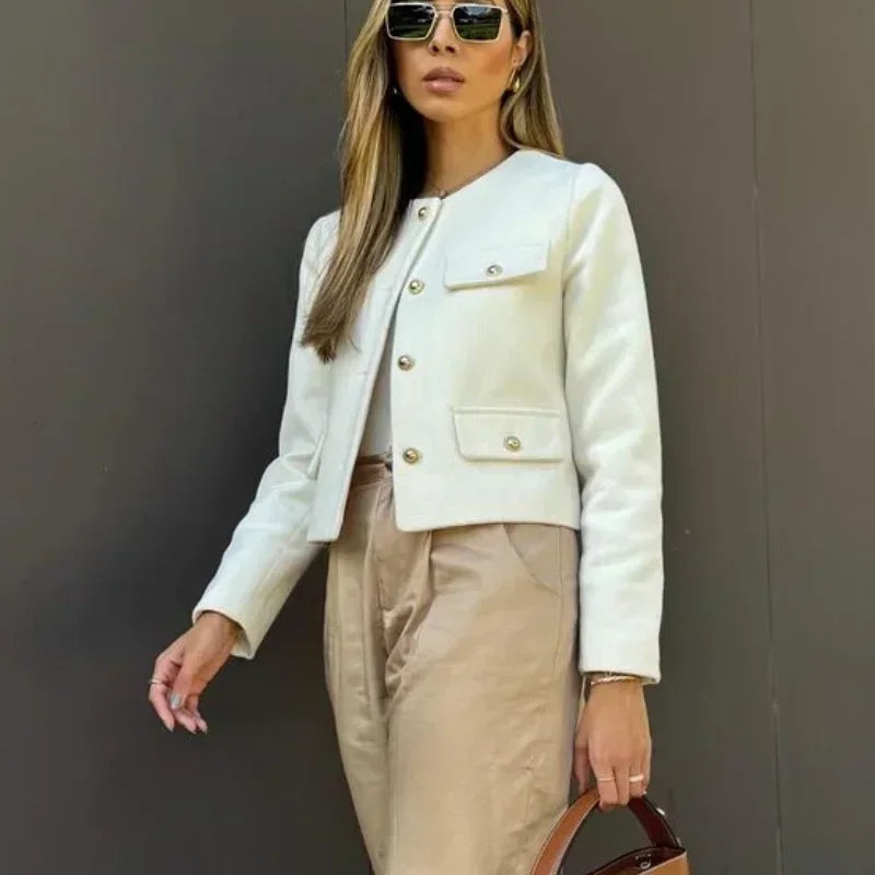 Jaqueta Feminina, Gola Redonda, Estilo Moderno, Conforto, Versátil, Looks Casuais, Jaqueta Feminina Estilosa, Jaqueta Feminina Gola Redonda, Moda Feminina, Estilo Sofisticado, Look Clássico, Roupas de Outono, Jaqueta Elegante, Conforto e Estilo, Peça Atemporal, Tendência de Moda, Jaqueta Versátil, Jaqueta, Jaqueta Feminina, Jaqueta Feminina Jeans, Jaqueta Feminina de Couro, Jaqueta Feminina Preta, Couro Jaqueta Feminina, Jaqueta Feminina de Couro Legítimo, Loja Aiella