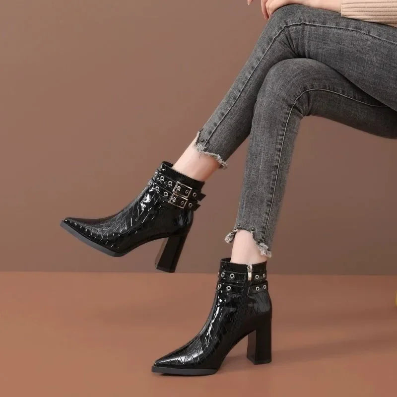 Bota Curta Detalhe em Metal, Moda Feminina, Calçado Confortável, Estilo Sofisticado, Bota de Couro, Look Elegante, Tendência de Calçados, Design Moderno, Conforto e Praticidade, Bota Versátil, Aiella