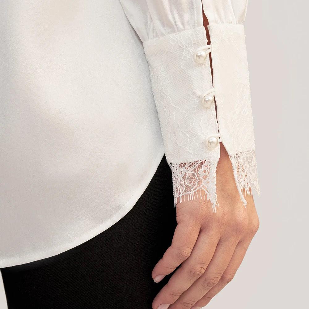 Blusa de Seda, Camisa de Seda com Laço Removível, Blusa de Seda com Pérola, Moda Elegante, Estilo Sofisticado, Look Versátil, Roupas Femininas, Conforto e Estilo, Peça Atemporal, Tendência de Moda, Blusa Feminina, Detalhe Diferenciado, Loja Aiella