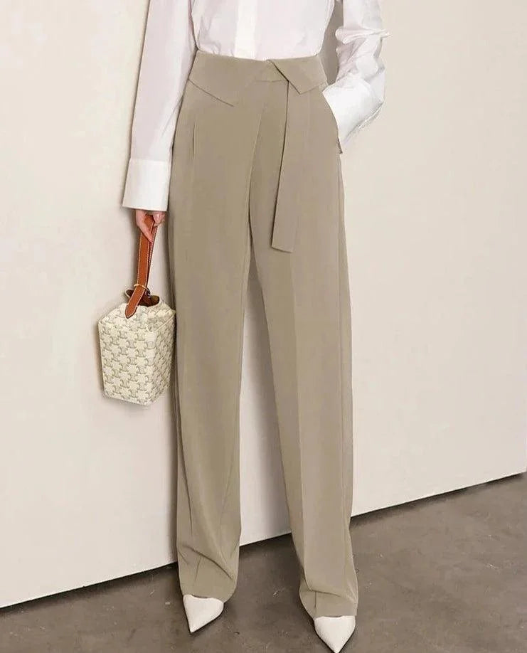 Calça Feminina, Calça Casual Minimalista, Moda Confortável, Estilo Sofisticado, Look Casual, Roupas Versáteis, Conforto e Estilo, Peça Atemporal, Tendência de Moda, Calça Feminina, Design Simples, Aiella