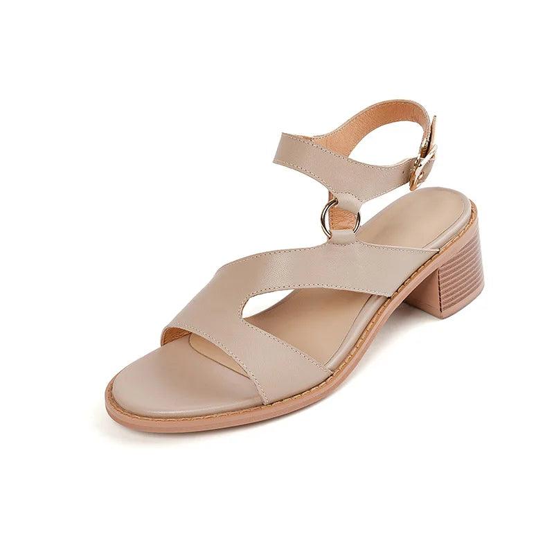 Sandália com Recortes e Fivela, Moda Confortável, Estilo Sofisticado, Calçado Elegante, Roupas de Verão, Conforto e Estilo, Sandália Feminina, Design Moderno, Tendência de Moda, Peça Versátil, Aiella