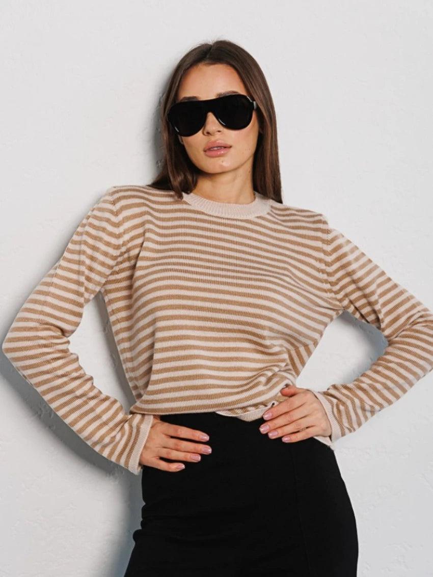 Blusa de Seda, Blusa de Alça, Acessórios de Moda, Blusa Elegante, Moda Feminina, Roupas Sofisticadas, Estilo Chic, Blusa Confortável, Blusa de Seda de Alça, Moda Elegante, Estilo Sofisticado, Roupas Femininas, Conforto e Estilo, Peça Atemporal, Tendência de Moda, Look Casual, Blusa Feminina, Design Leve, Aiella