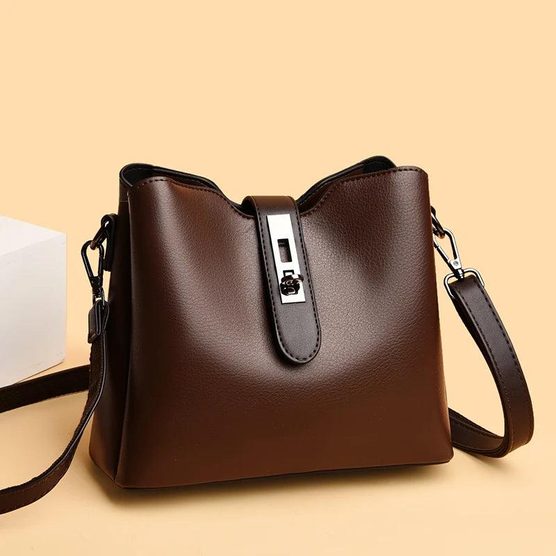 Bolsa Feminina De Couro, Transversal, Elegância, Praticidade, Moda Feminina, Estilo, Durabilidade, Bolsa de Couro Legítimo, Bolsa de Couro Transversal, Acessórios de Moda, Estilo Sofisticado, Look Casual, Bolsa Elegante, Conforto e Praticidade, Design Funcional, Moda Atemporal, Peça Versátil, Tendência de Acessórios, Aiella