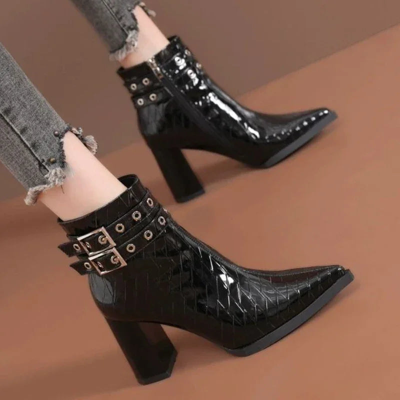 Bota Curta Detalhe em Metal, Moda Feminina, Calçado Confortável, Estilo Sofisticado, Bota de Couro, Look Elegante, Tendência de Calçados, Design Moderno, Conforto e Praticidade, Bota Versátil, Aiella