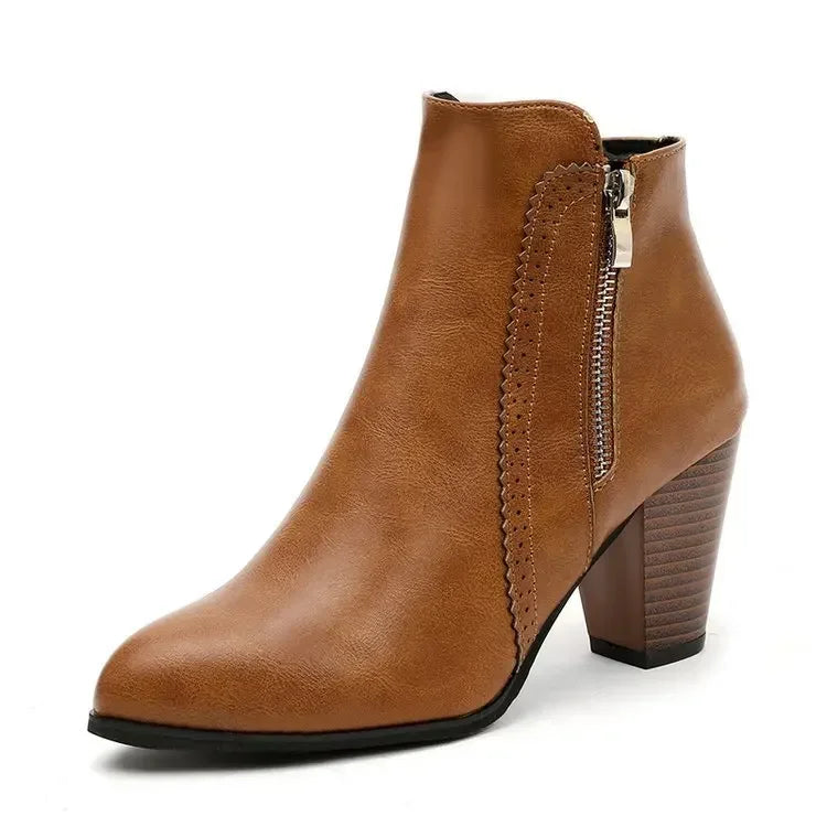 Bota Cano Curto Com Zíper, Bota Feminina Cano Curto, Bota Com Zíper, Calçado Cano Curto, Bota Casual Com Zíper, Bota de Couro Cano Curto, Bota Elegante Com Zíper, Tendência Bota 2024, Bota Confortável Cano Curto, Bota Fashion Feminina, Aiella