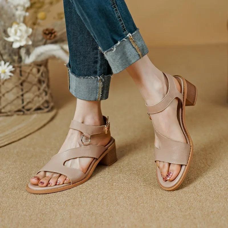 Sandália com Recortes e Fivela, Moda Confortável, Estilo Sofisticado, Calçado Elegante, Roupas de Verão, Conforto e Estilo, Sandália Feminina, Design Moderno, Tendência de Moda, Peça Versátil, Aiella