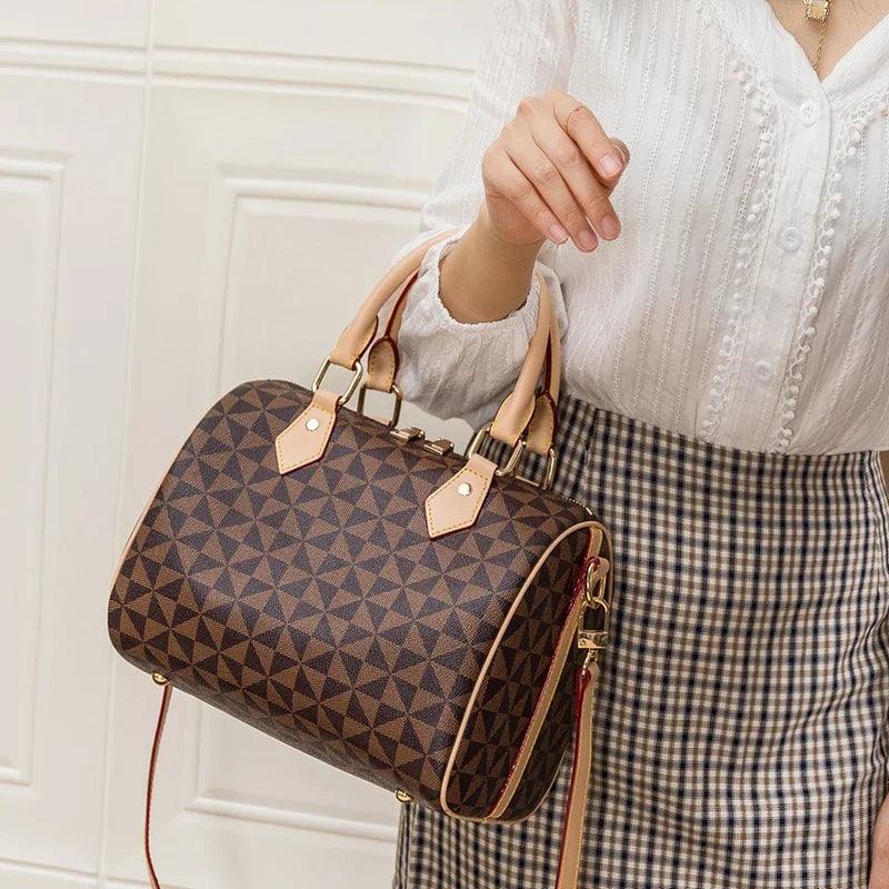 Bolsa De Couro Xadrez, Estilo Retrô, Elegância, Moda Feminina, Acessório Clássico, Durabilidade, Bolsa de Couro Xadrez com Alça, Bolsa de Couro Xadrez Vintage, Acessórios Elegantes, Estilo Retro, Look Sofisticado, Moda Vintage, Peça Atemporal, Conforto e Praticidade, Design Único, Tendência de Acessórios, Bolsa Fashion, Aiella
