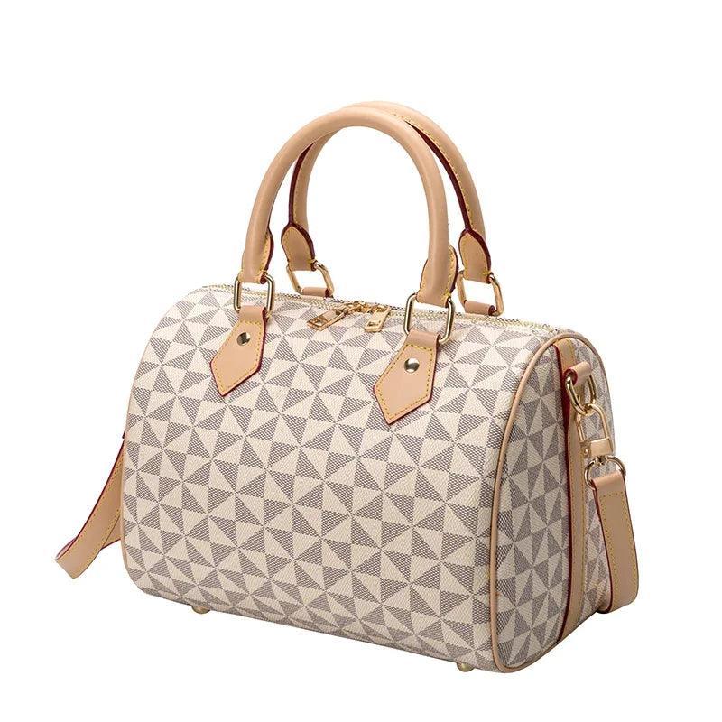 Bolsa De Couro Xadrez, Estilo Retrô, Elegância, Moda Feminina, Acessório Clássico, Durabilidade, Bolsa de Couro Xadrez com Alça, Bolsa de Couro Xadrez Vintage, Acessórios Elegantes, Estilo Retro, Look Sofisticado, Moda Vintage, Peça Atemporal, Conforto e Praticidade, Design Único, Tendência de Acessórios, Bolsa Fashion, Aiella