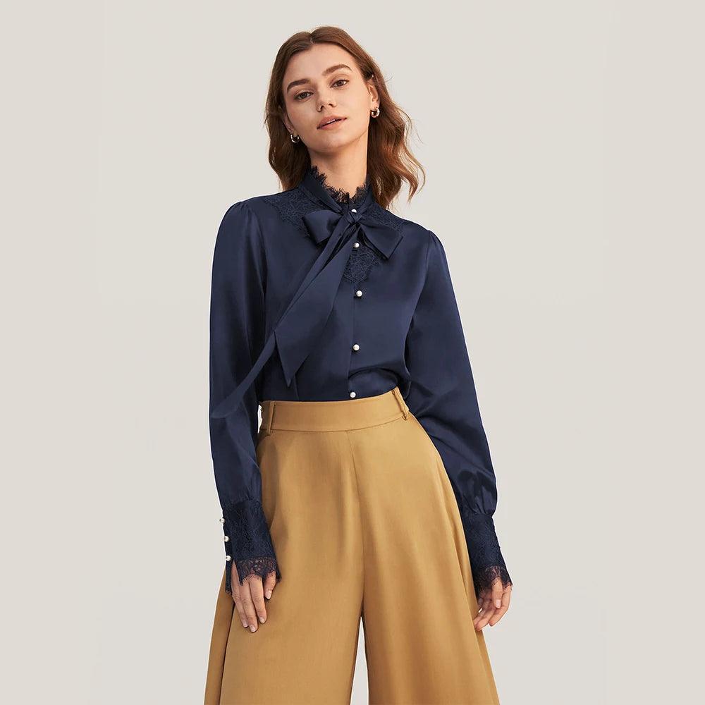 Blusa de Seda, Camisa de Seda com Laço Removível, Blusa de Seda com Pérola, Moda Elegante, Estilo Sofisticado, Look Versátil, Roupas Femininas, Conforto e Estilo, Peça Atemporal, Tendência de Moda, Blusa Feminina, Detalhe Diferenciado, Loja Aiella