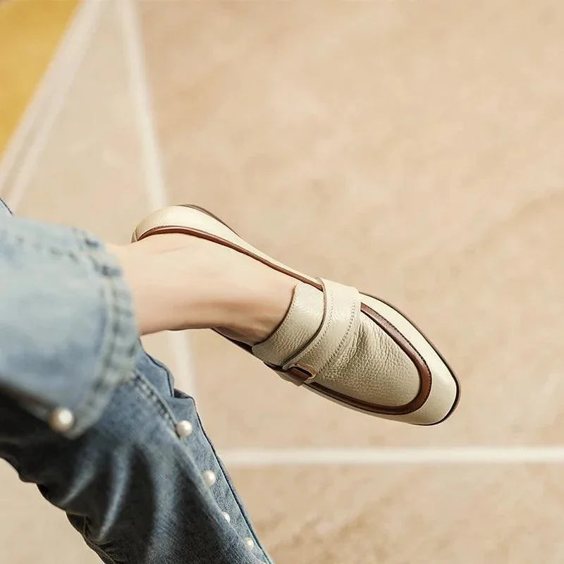 Mocassim Couro, Mocassim com Detalhe Dourado, Sapato Feminino, Calçados Femininos, Estilo Elegante, Conforto, Moda Casual, Tendência de Calçados, Peças Versáteis, Look Chic, Roupas e Acessórios, Acessórios de Moda, Mocassim, Mocassim Feminino, Mocassim Feminina, Sapatos Mocassim Feminino, Mocassim Sapato Feminino, Sapato Mocassim, Mocassim Preto, Loja Aiella
