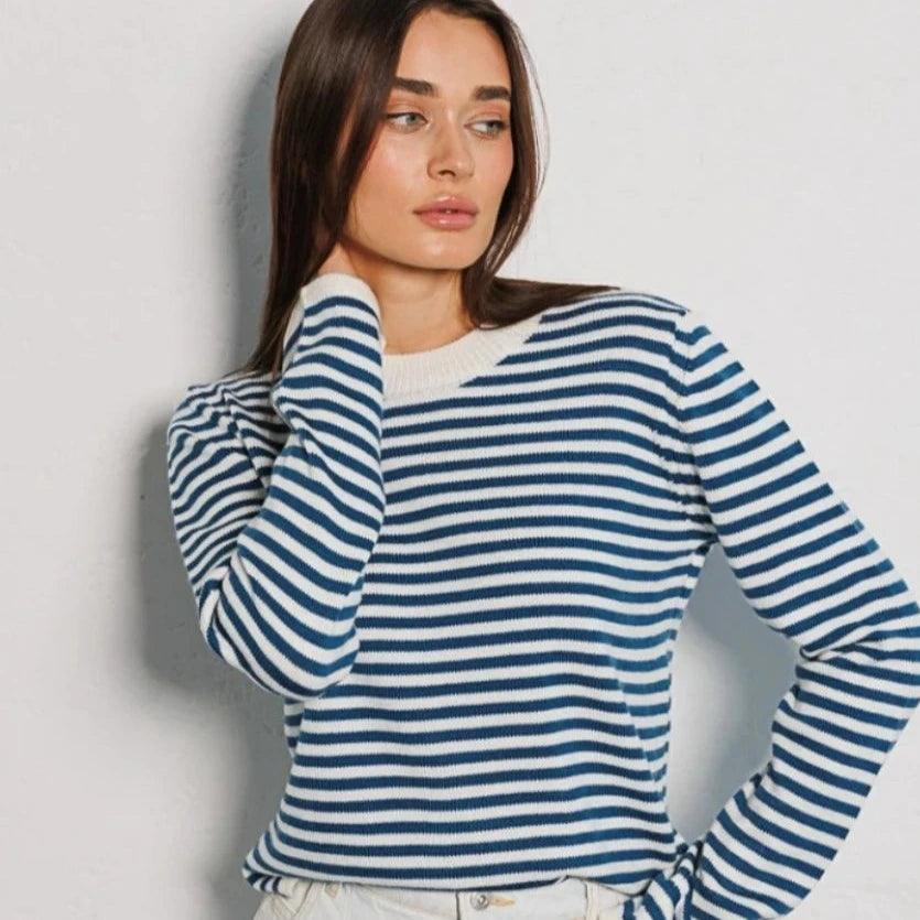 Blusa de Seda, Blusa de Alça, Acessórios de Moda, Blusa Elegante, Moda Feminina, Roupas Sofisticadas, Estilo Chic, Blusa Confortável, Blusa de Seda de Alça, Moda Elegante, Estilo Sofisticado, Roupas Femininas, Conforto e Estilo, Peça Atemporal, Tendência de Moda, Look Casual, Blusa Feminina, Design Leve, Aiella