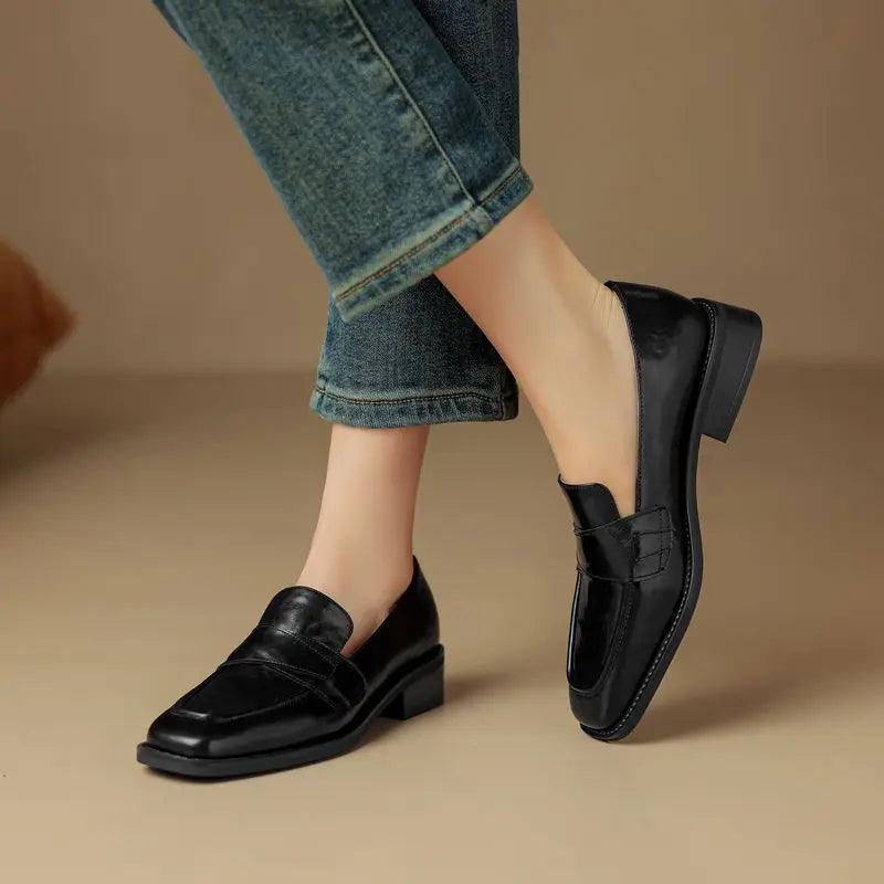 Mocassim com Detalhes Cruzados, Sapato Casual, Moda Confortável, Estilo Sofisticado, Calçado Feminino, Conforto e Estilo, Roupas Versáteis, Peça Atemporal, Tendência de Moda, Mocassim Feminino, Design Elegante, Mocassim, Mocassim Feminino, Mocassim Feminina, Sapatos Mocassim Feminino, Mocassim Sapato Feminino, Sapato Mocassim, Mocassim Preto, Loja Aiella