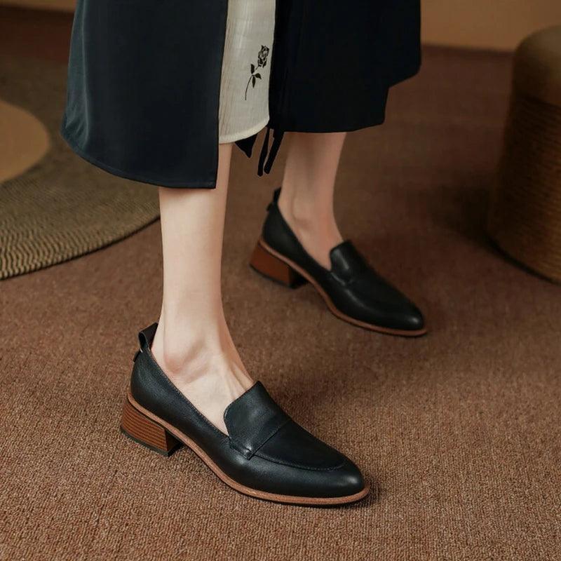 Mocassim de Couro Genuíno, Mocassim Genuíno D'Oro, Sapato Casual, Moda Confortável, Estilo Sofisticado, Calçado Feminino, Conforto e Estilo, Roupas Versáteis, Peça Atemporal, Tendência de Moda, Mocassim Feminino, Design Elegante, Mocassim, Mocassim Feminino, Mocassim Feminina, Sapatos Mocassim Feminino, Mocassim Sapato Feminino, Sapato Mocassim, Mocassim Preto, Loja Aiella
