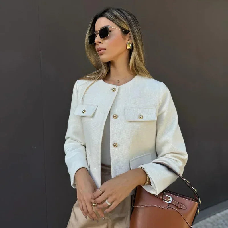 Jaqueta Feminina, Gola Redonda, Estilo Moderno, Conforto, Versátil, Looks Casuais, Jaqueta Feminina Estilosa, Jaqueta Feminina Gola Redonda, Moda Feminina, Estilo Sofisticado, Look Clássico, Roupas de Outono, Jaqueta Elegante, Conforto e Estilo, Peça Atemporal, Tendência de Moda, Jaqueta Versátil, Jaqueta, Jaqueta Feminina, Jaqueta Feminina Jeans, Jaqueta Feminina de Couro, Jaqueta Feminina Preta, Couro Jaqueta Feminina, Jaqueta Feminina de Couro Legítimo, Loja Aiella