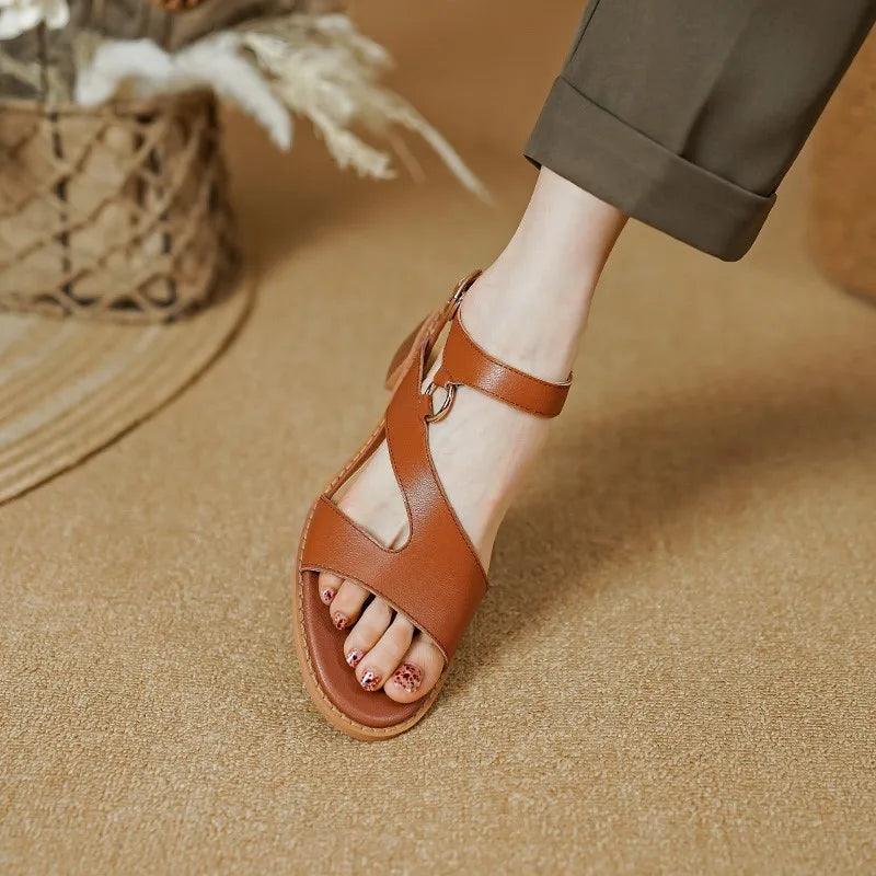 Sandália com Recortes e Fivela, Moda Confortável, Estilo Sofisticado, Calçado Elegante, Roupas de Verão, Conforto e Estilo, Sandália Feminina, Design Moderno, Tendência de Moda, Peça Versátil, Aiella