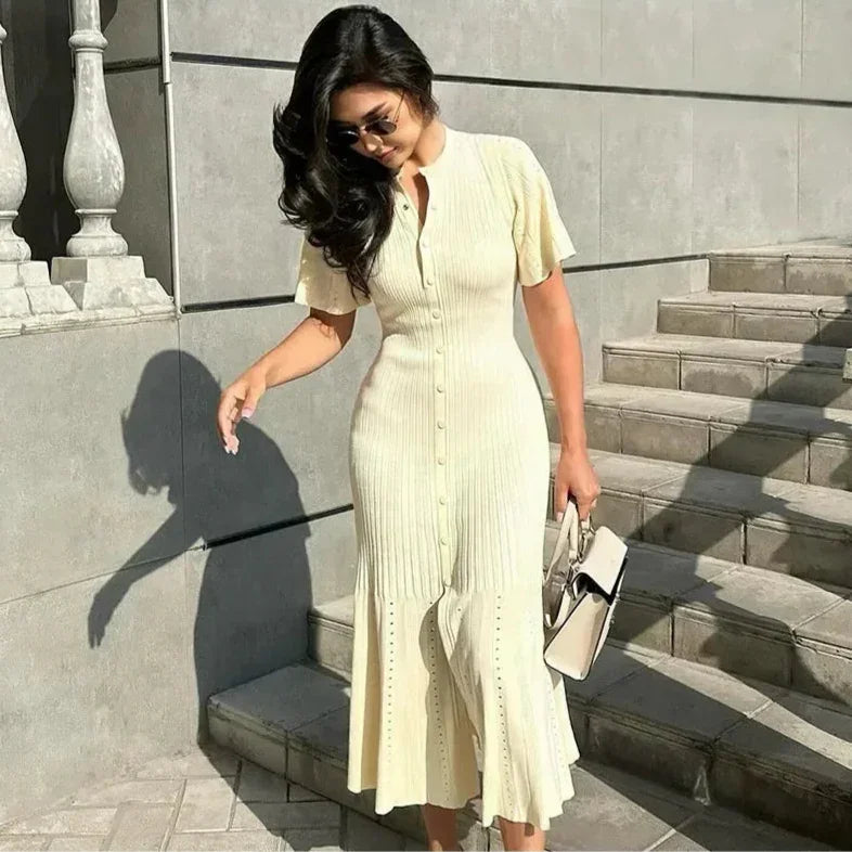Vestido Tricô Manga Curta, Moda Confortável, Roupas Elegantes, Vestido para Todas as Ocasiões, Estilo Clássico, Peça Versátil, Look Sofisticado, Moda para Mulheres Maduras, Conforto e Estilo, Tendência de Moda, Vestidos, Vestidos de Noiva, Vestidos de Festa, Vestidos Longos, Vestidos Midi, Vestidos Farm, Vestidos Feminino, Loja Aiella